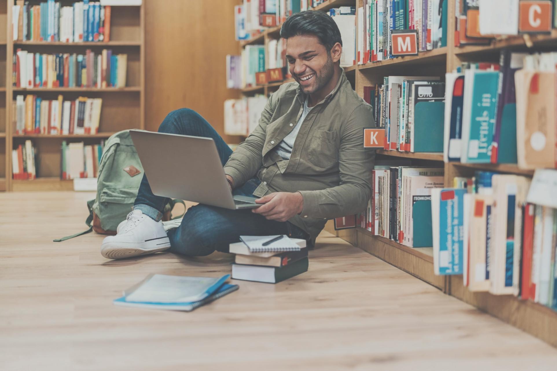 Espacio de trabajo con análisis de tráfico web en pantalla